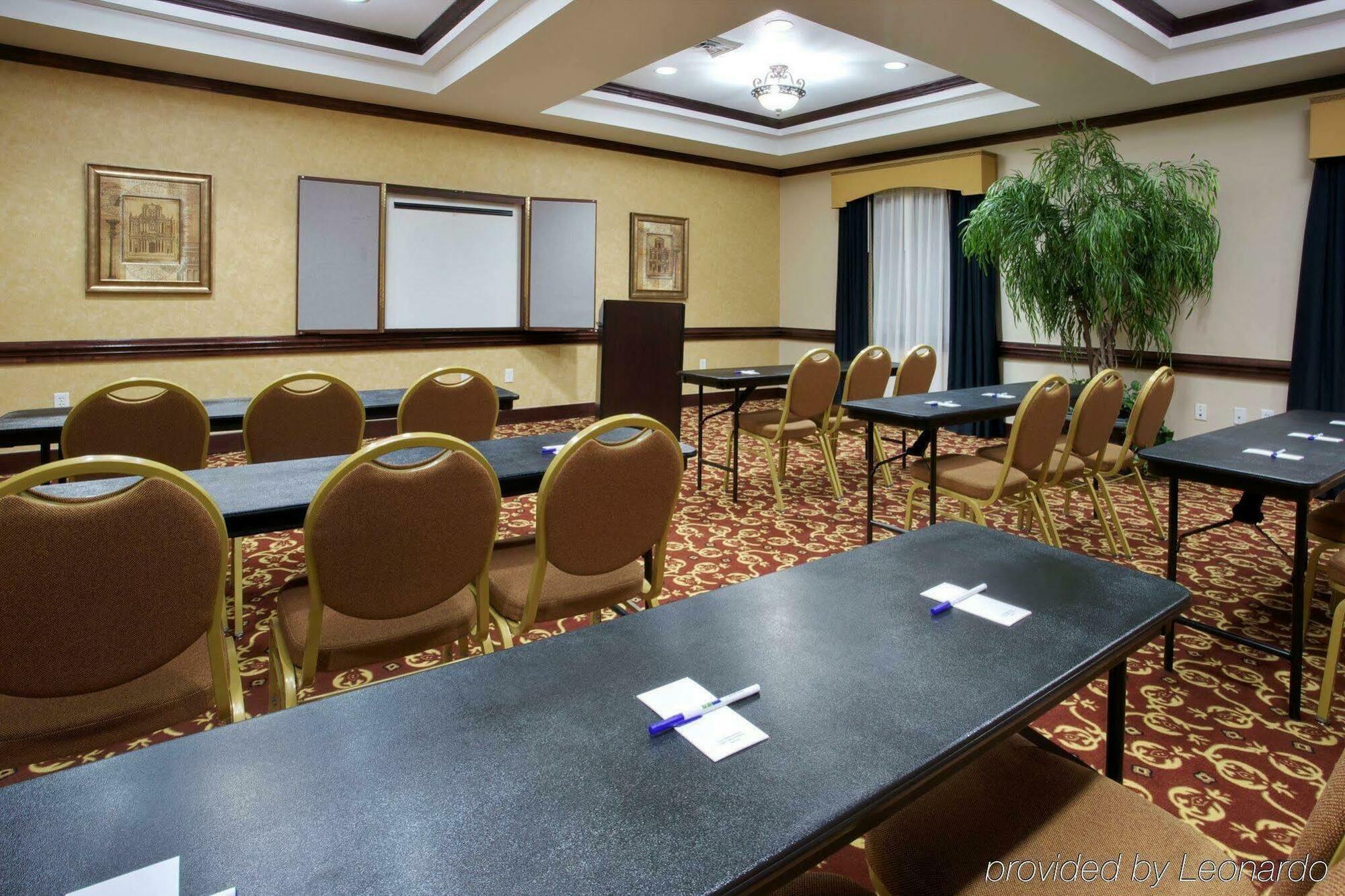 Holiday Inn Express & Suites Wharton By Ihg Зручності фото